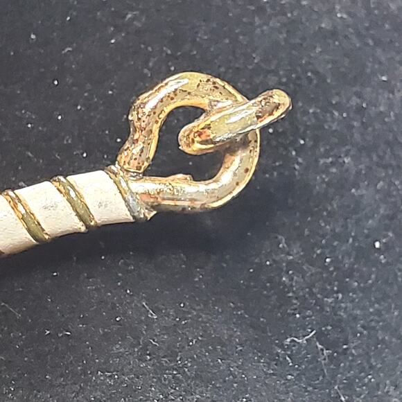 Gold Tone Hook Lock White Twist 2.5" Unsigned Vtg - Picture 4 of 9